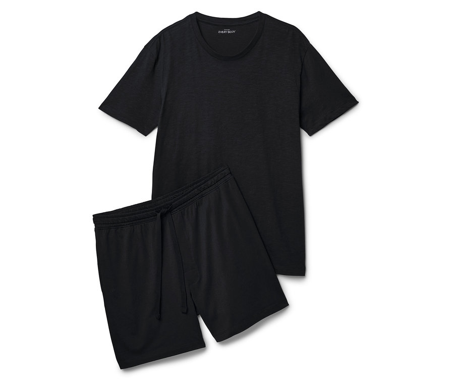 Schwarzes T-Shirt und Shorts liegen auf einem weißen Hintergrund.