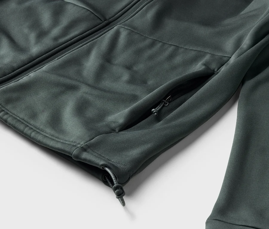 Nahaufnahme einer grauen Jacke mit Reißverschluss und Seitentasche mit Reißverschluss.