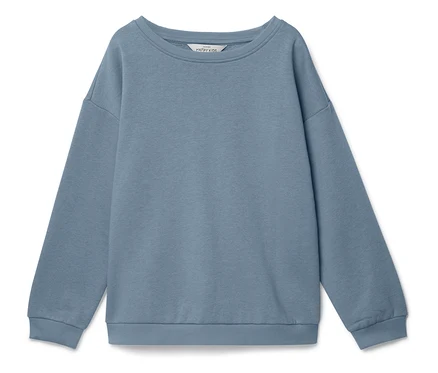 Ein hellblaues Sweatshirt liegt auf einem weißen Hintergrund.