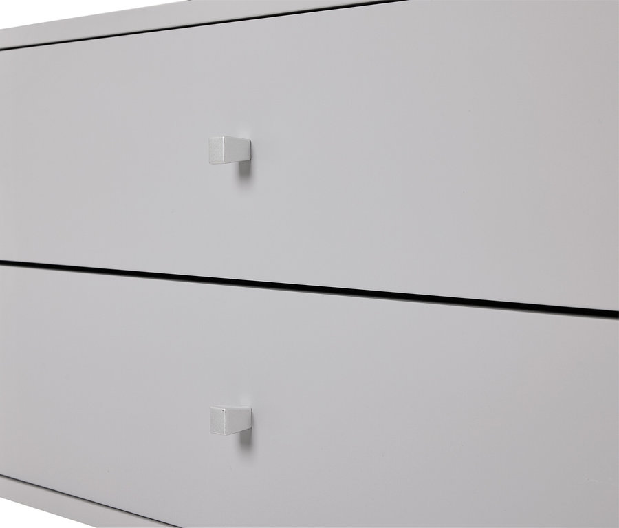 Detailansicht einer grauen Kommode mit zwei Schubladen und quadratischen Griffen.