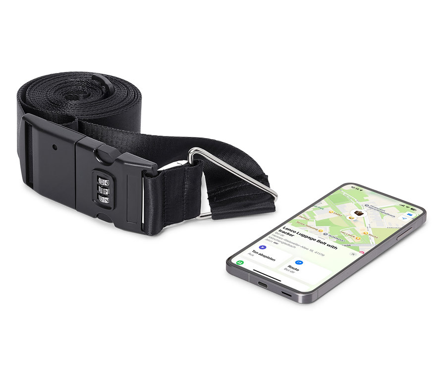 Schwarzer Gepäckgurt mit Zahlenschloss neben einem Smartphone, das eine Karten-App anzeigt.