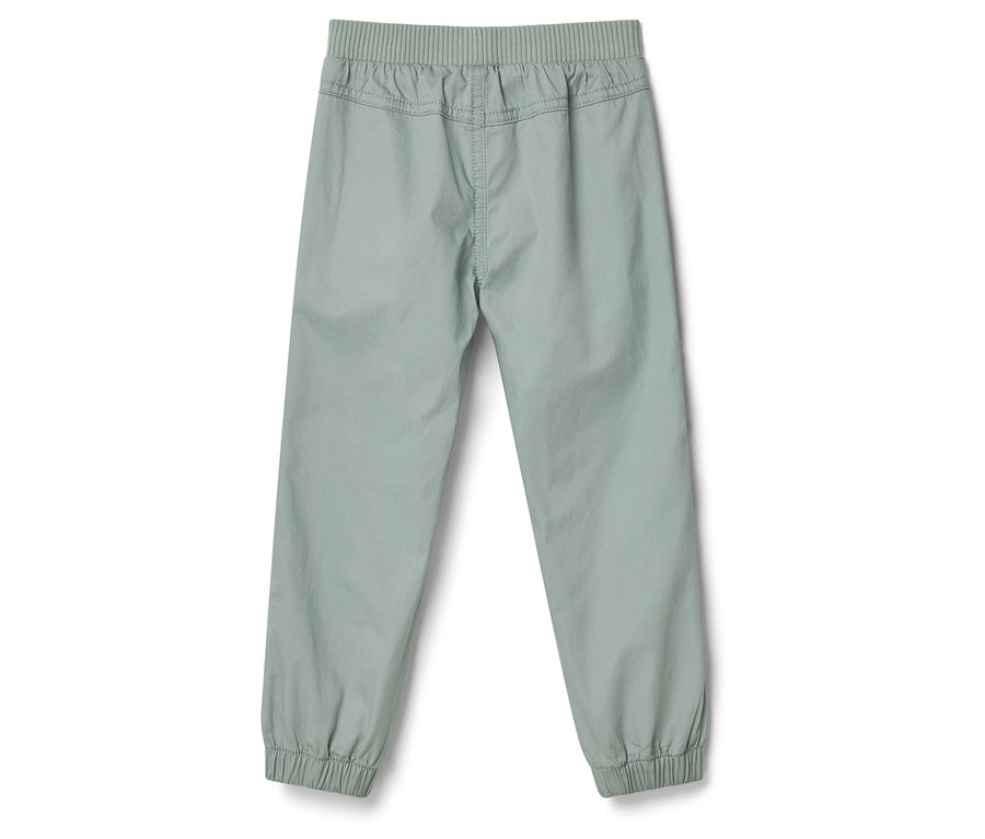 Helle Hose mit elastischem Bund und Bündchen an den Knöcheln, von hinten fotografiert.