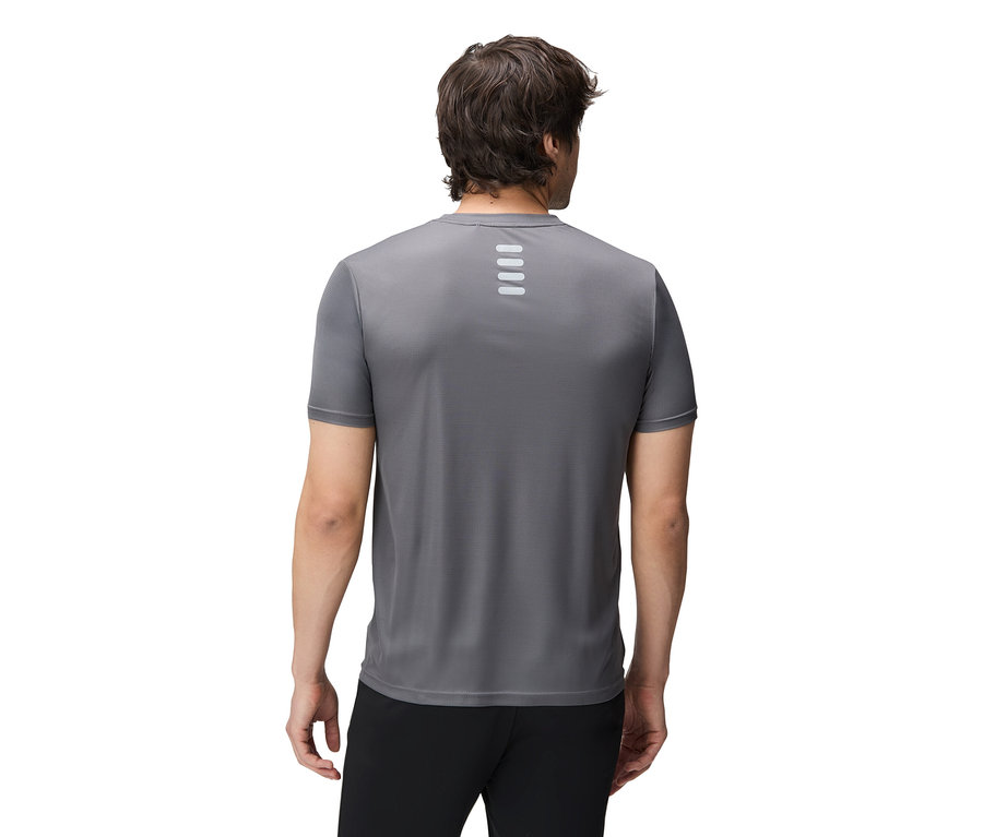 Ein Mann von hinten, der ein graues Sportoberteil und eine schwarze Hose trägt.