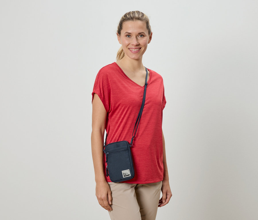Frau mit rotem T-Shirt und Umhängetasche.