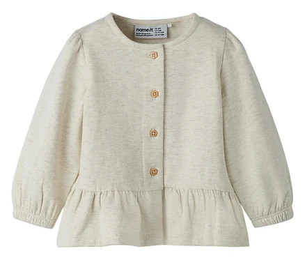Helle NAME IT Baby-Sweatjacke mit Rüschensaum und Knöpfen.
