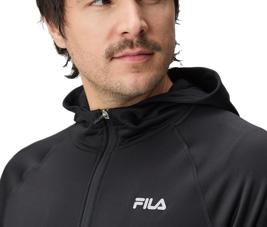 Mann trägt einen schwarzen Fila-Hoodie mit Reißverschluss.
