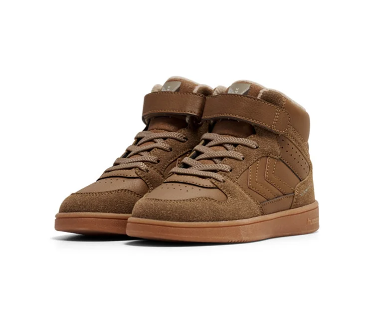 Braune hummel® St Power Play Mid Wt Jr Sneaker mit Schnürsenkeln, Klettverschluss und sichtbarem Fellfutter.