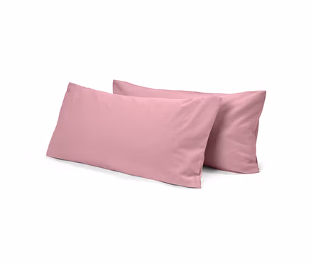 Zwei rechteckige rosa Kissen, eines leicht hinter dem anderen, auf weißem Hintergrund.