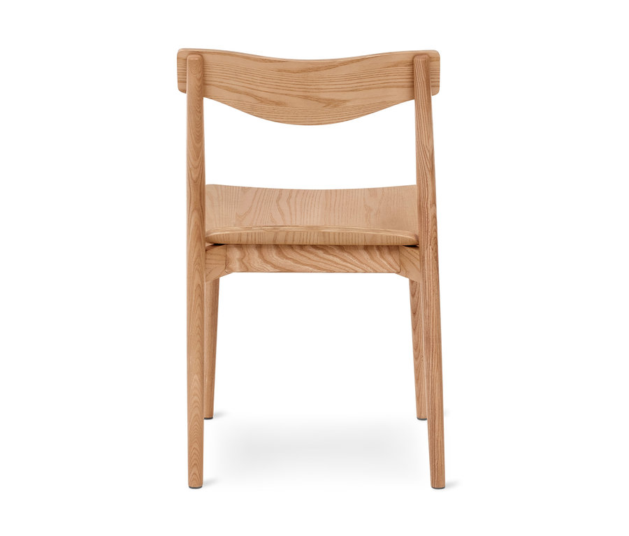 Heller Holzstuhl mit geschwungener Rückenlehne und flacher Sitzfläche, von vorne gesehen.