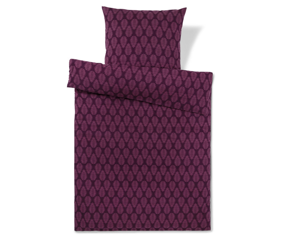Ein dunkelviolettes Bettwäsche-Set mit einem helleren violetten Blattmuster. Der Kissenbezug liegt über dem gefalteten Bettbezug.