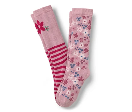 Zwei rosa Kniestrümpfe, eine mit roten Streifen und einer Blume, die andere mit einem Blumenmuster.