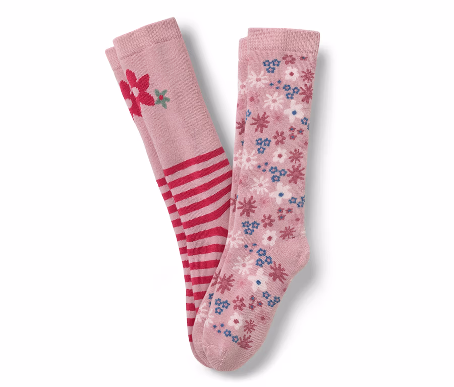 Zwei rosa Kniestrümpfe, eine mit roten Streifen und einer Blume, die andere mit einem Blumenmuster.