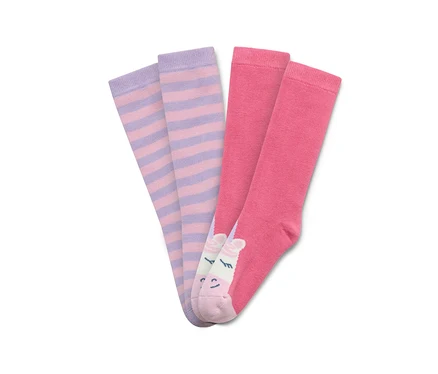 Zwei Paar Kniestrümpfe liegen nebeneinander, eins gestreift in Lila und Rosa, eins pink mit Einhorn-Motiv.