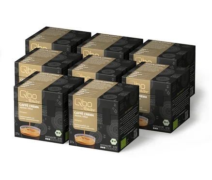 Acht schwarze und goldene Packungen Qbo Caffè JABANA YIRGA Kaffeekapseln, insgesamt 216 Kapseln, jeweils mit 27 Kapseln und Intensität 3/10, sind in Reihen angeordnet.