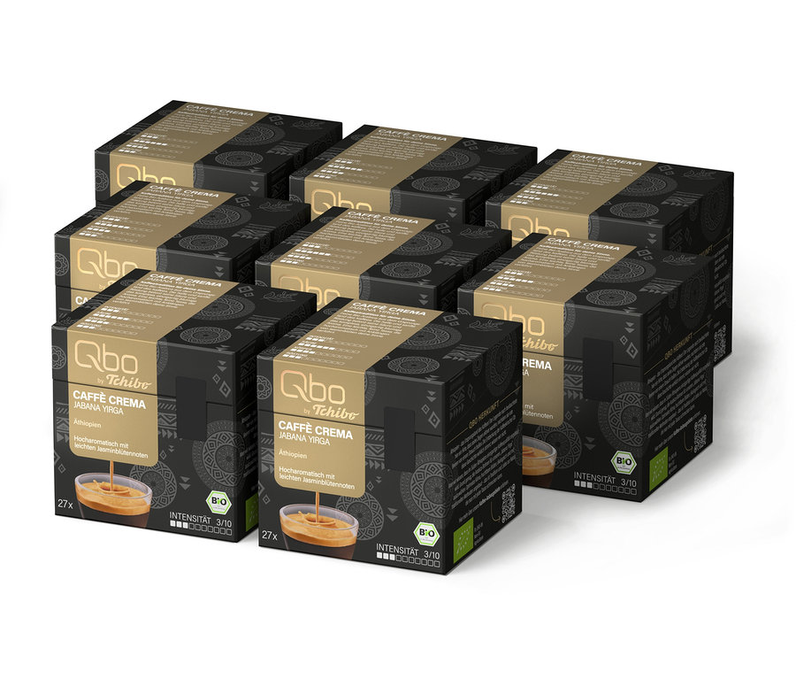 Acht schwarze und goldene Packungen Qbo Caffè JABANA YIRGA Kaffeekapseln, insgesamt 216 Kapseln, jeweils mit 27 Kapseln und Intensität 3/10, sind in Reihen angeordnet.