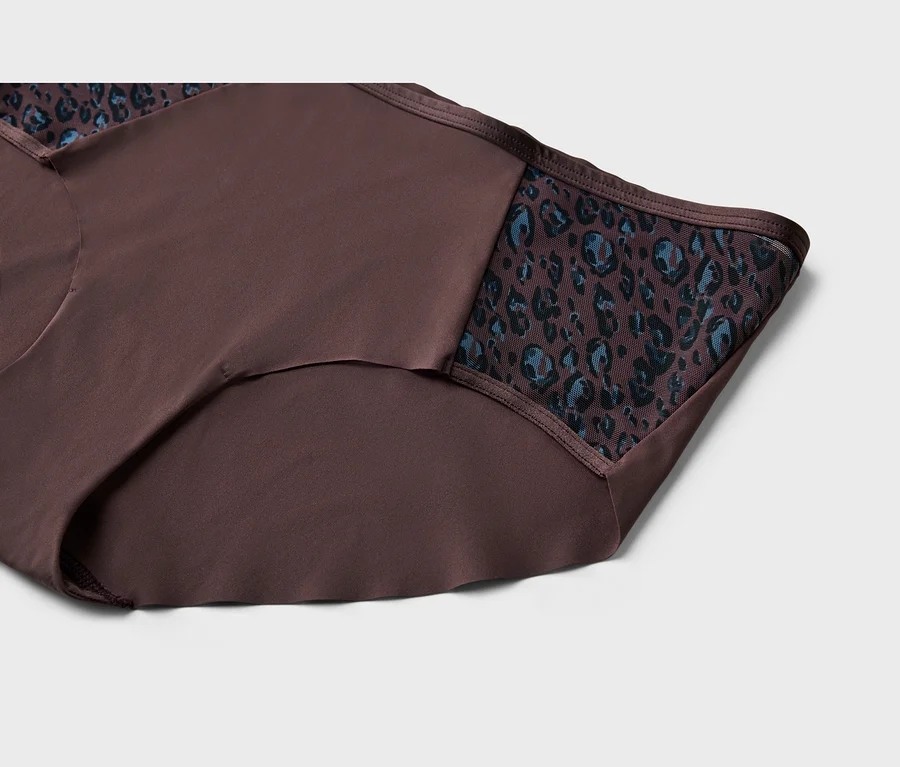 Bräunlich-violette, nahtlose Unterhose mit einem Leopardenmuster-Netzeinsatz an der Seite.