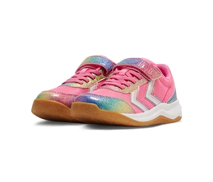 Ein Paar pinke Kindersneaker mit Regenbogen-Glitzerakzenten, weißen Chevron-Streifen, pinken Schnürsenkeln und einem Klettverschluss. Sie haben eine weiße Zwischensohle und eine braune Gummilaufsohle.