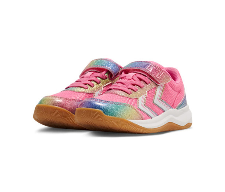 Ein Paar pinke Kindersneaker mit Regenbogen-Glitzerakzenten, weißen Chevron-Streifen, pinken Schnürsenkeln und einem Klettverschluss. Sie haben eine weiße Zwischensohle und eine braune Gummilaufsohle.