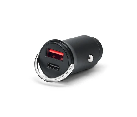 Schwarzer USB-Ladestecker mit zwei Anschlüssen und einem silbernen Ring auf einem weißen Hintergrund.