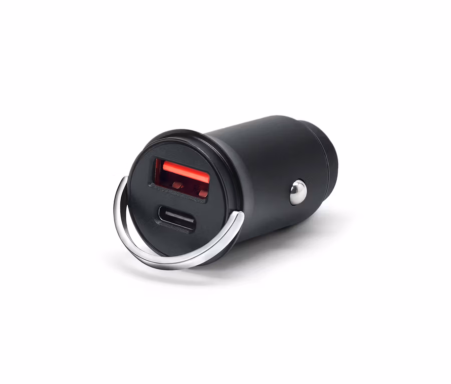 Schwarzer USB-Ladestecker mit zwei Anschlüssen und einem silbernen Ring auf einem weißen Hintergrund.