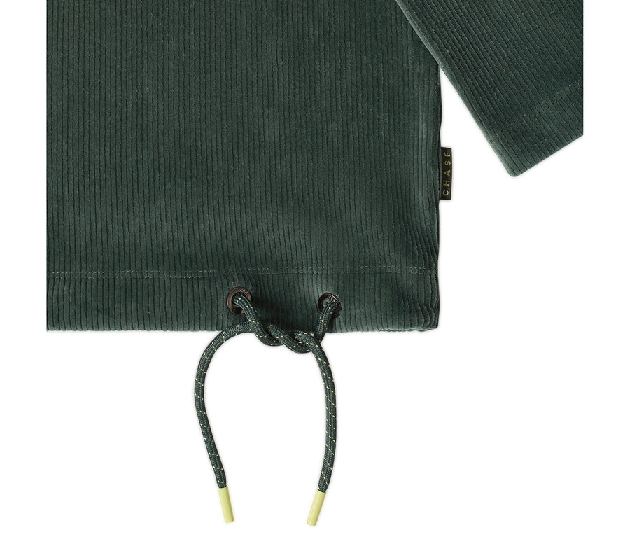 Dunkelgrünes CECIL 3/4-Cordshirt aus geripptem Kordstoff. Der Saum hat einen Kordelzug mit gelben Enden, der geknotet ist. Ein schwarzes „CHASE“-Etikett ist seitlich zu sehen.