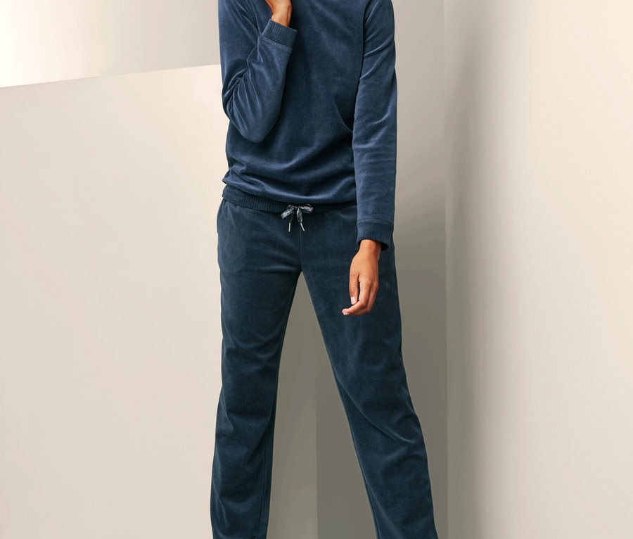 Frau posiert in Nicki-Hausanzug.