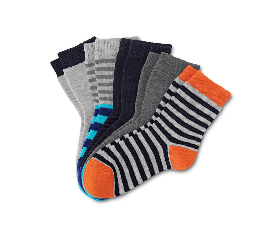 Fünf Paar Socken in verschiedenen Farben und Mustern.