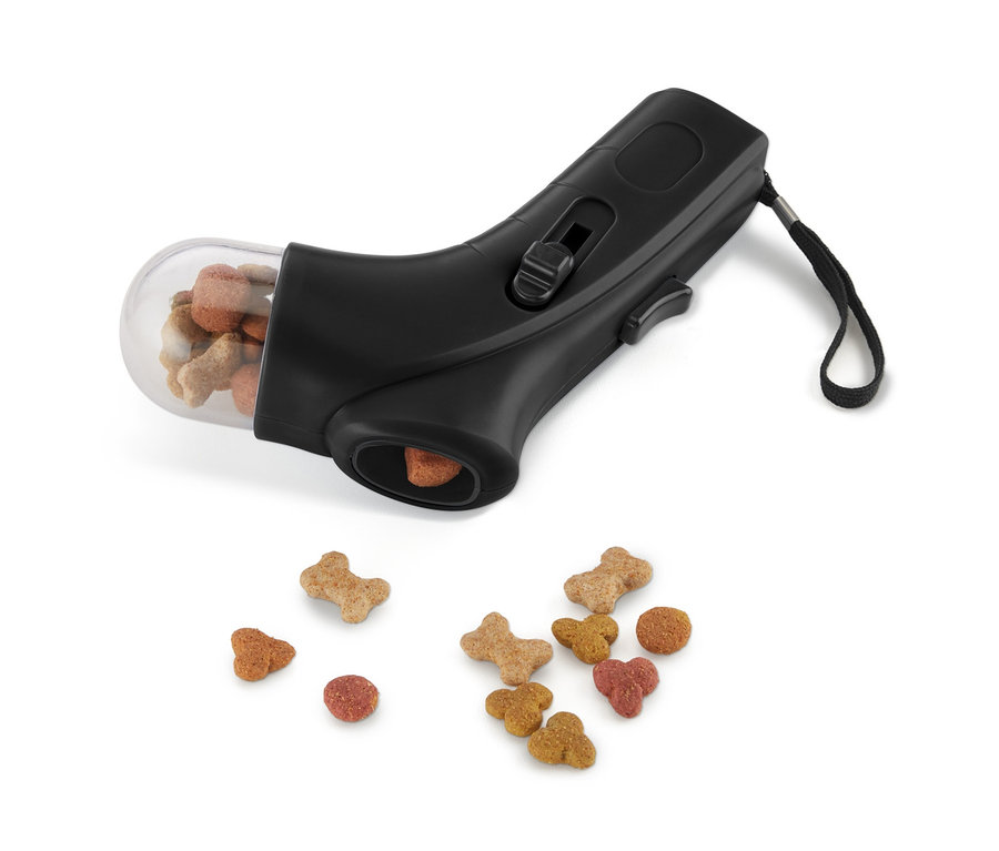 Schwarzer Haustier-Snackdispenser mit vollem Behälter und Snacks, die darunter verstreut sind.