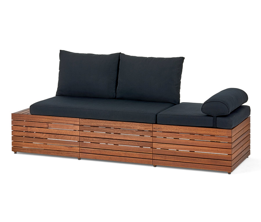 2-in-1-Gartensofa mit Holzrahmen und schwarzen Kissen.