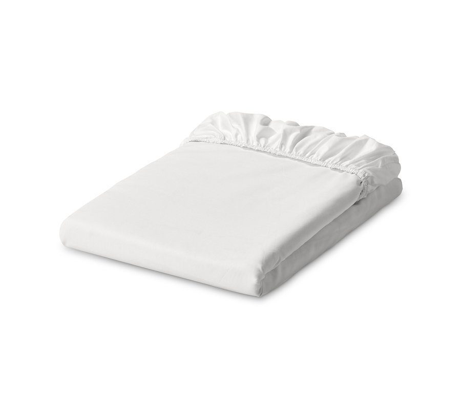 Gefaltetes, weißes Perkal-Spannbettlaken in Normalgröße.