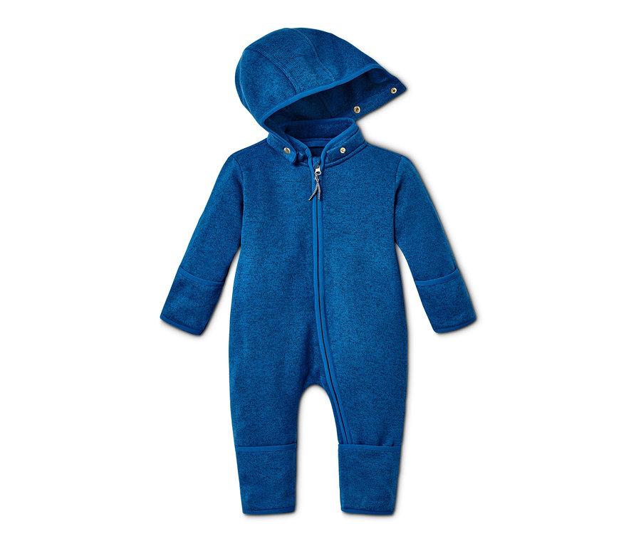 Blauer Strickfleece-Einteiler mit Kapuze mit recyceltem Material.