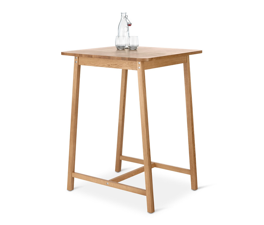 Auf einem Holzbartisch stehen eine Wasserflasche und zwei Gläser.