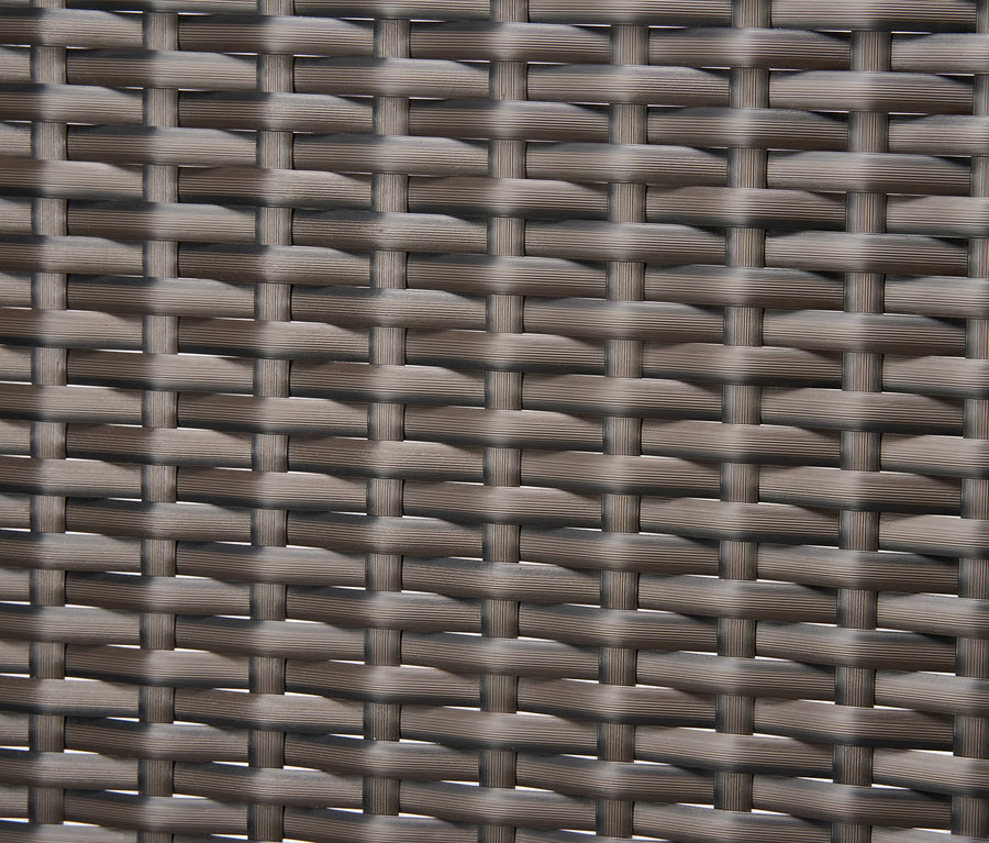 Nahaufnahme von Polyrattan-Geflecht einer Loungeecke.
