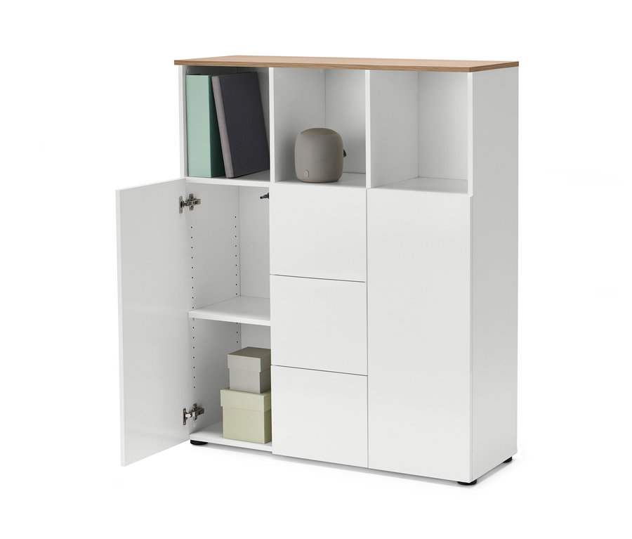 Halboffenes Highboard mit Regalen und verstauten Gegenständen.