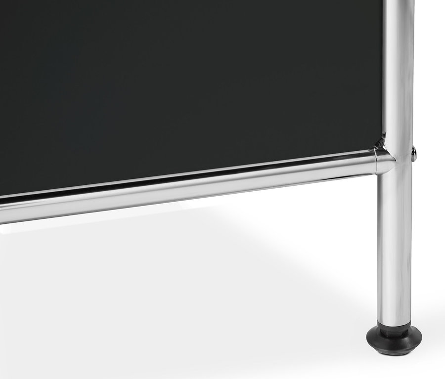 Detailansicht der Unterseite eines großen schwarzen Sideboards Metall »CN3« mit 6 Klappenfächern.