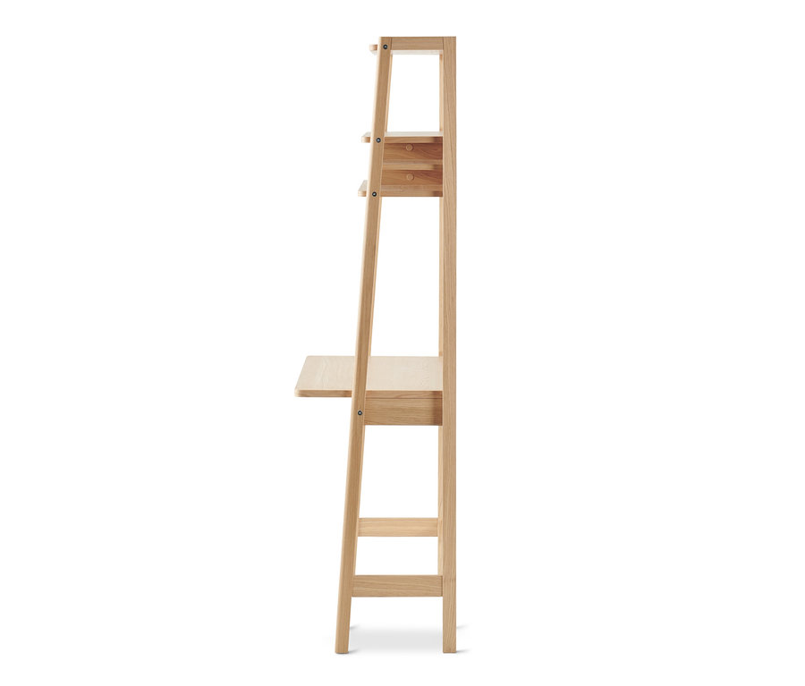 Seitenansicht eines Holzregals mit Sekretär vor weißem Hintergrund.