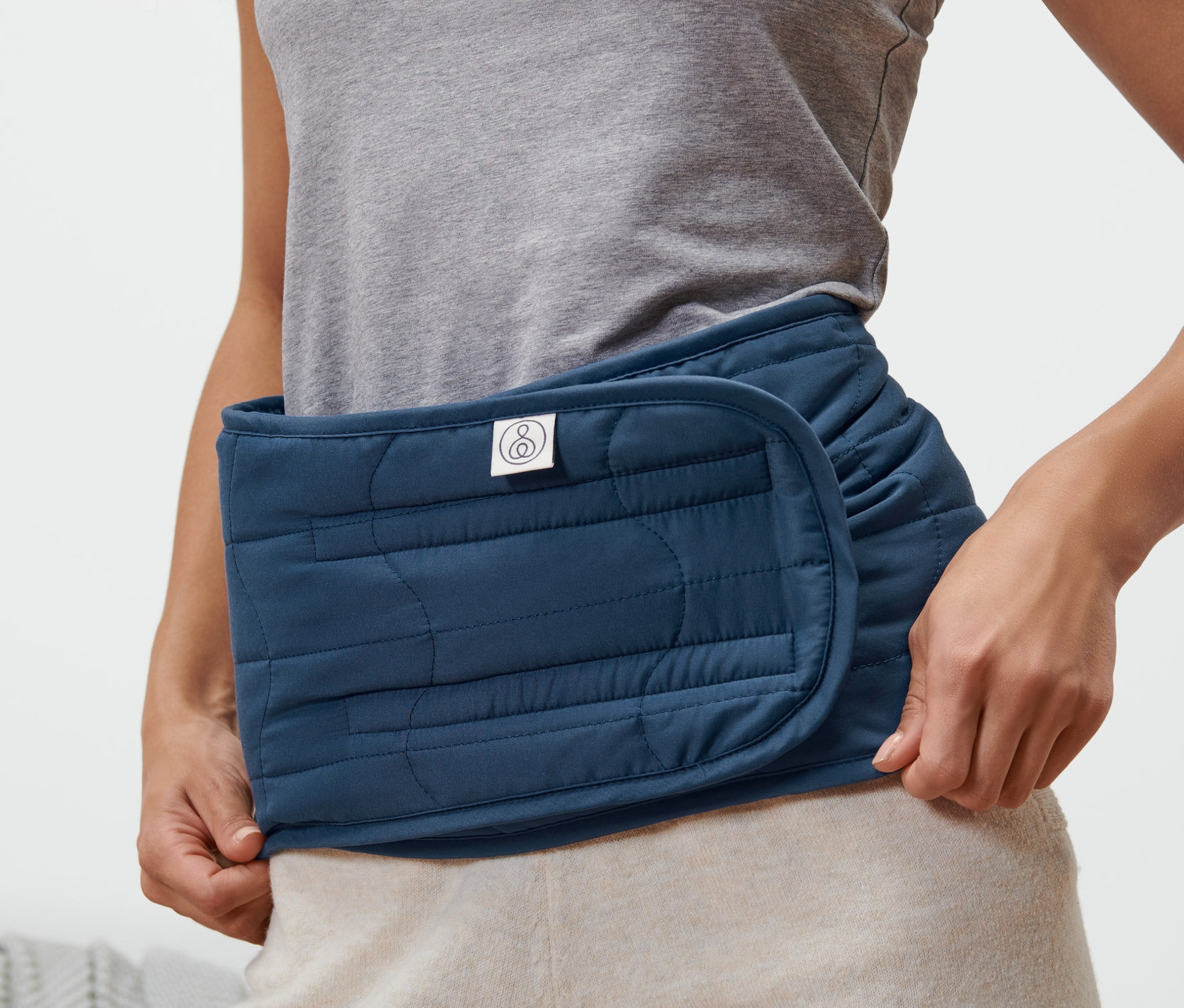 Frau trägt Nierenwärmer.