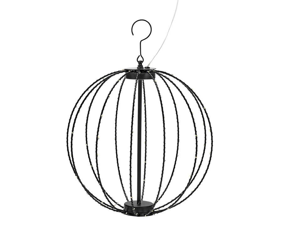 Eine schwarze LED-Kugel aus Metall CH hängt vor einem weißen Hintergrund.