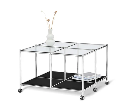 Schwarzer Couchtisch mit Rollen »CN3« mit Glasplatte, schwarzer Ablage und Vase mit Pflanzen.