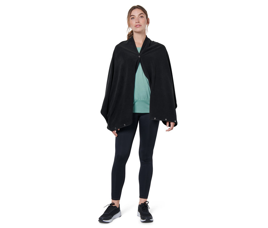 Frau trägt einen schwarzen 3-in-1-Oversize-Schal.