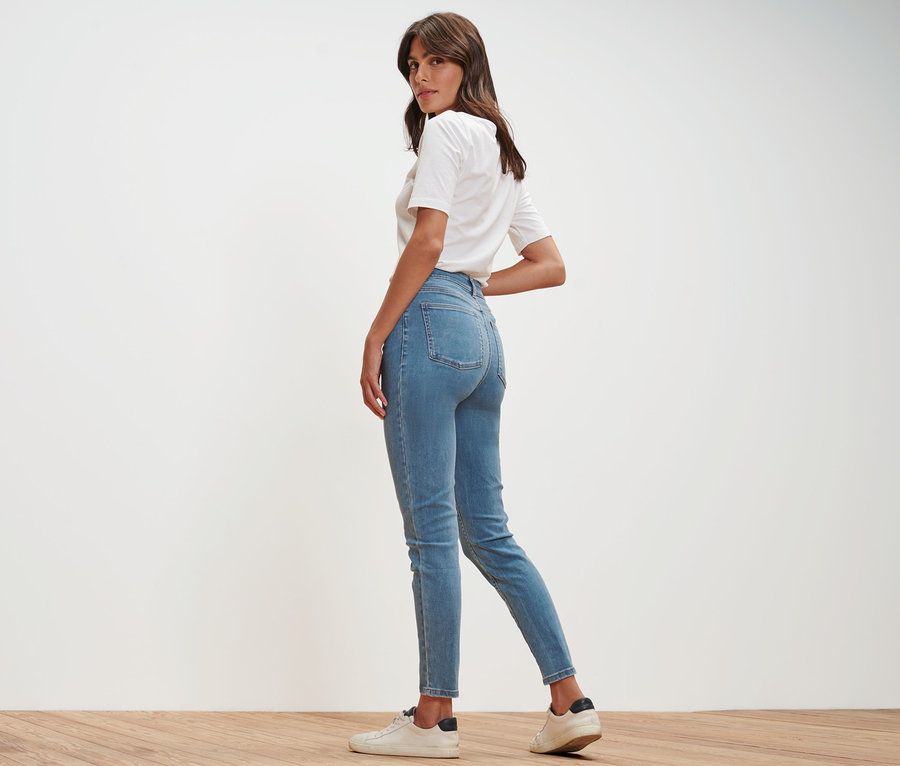 Frau blickt über die Schulter und trägt eine Skinny Jeans – Fit »Hanna«.
