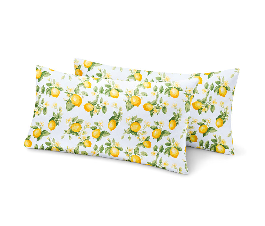 Zwei Jersey-Kopfkissenbezüge mit Zitronenmuster liegen übereinander.