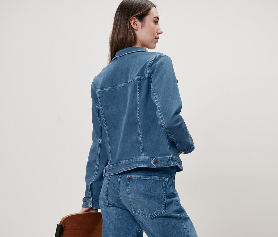 Frau von hinten in Jeansjacke.