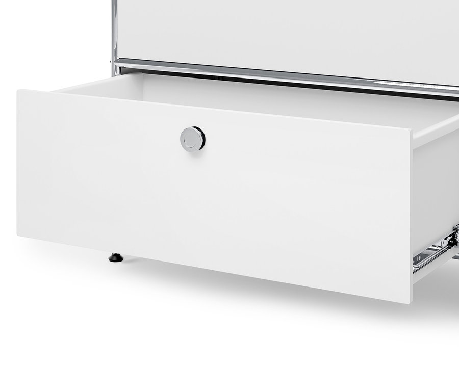 Detail einer geöffneten Schublade der weißen Metallkommode »CN3«.