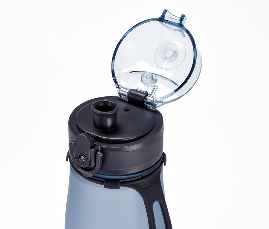 Detailaufnahme einer blauen Sport-Trinkflasche mit geöffnetem, transparentem Deckel.
