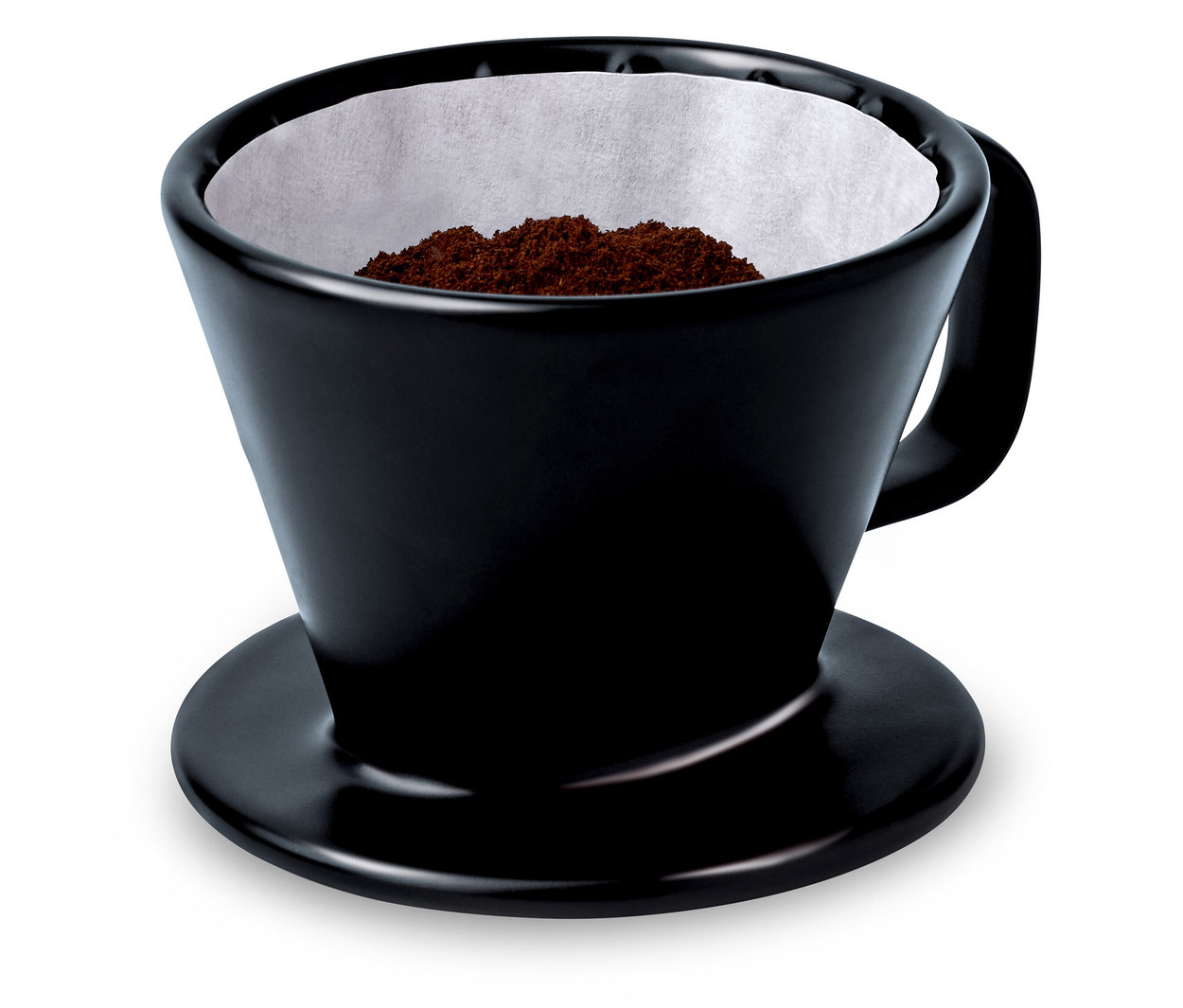 Ein schwarzer Kaffee Handfilter, Größe 101, mit Kaffeepulver gefüllt.