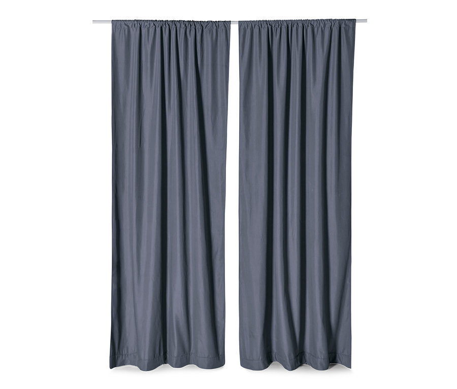 Zwei blaue Thermovorhänge hängen an einer Stange.