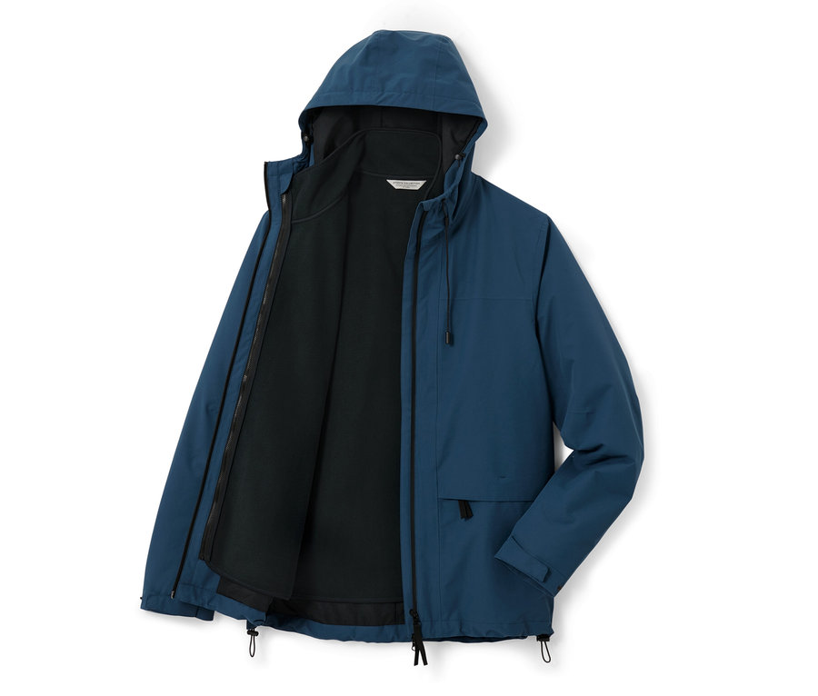 Blaue Outdoorjacke mit Weste, die Jacke ist offen.