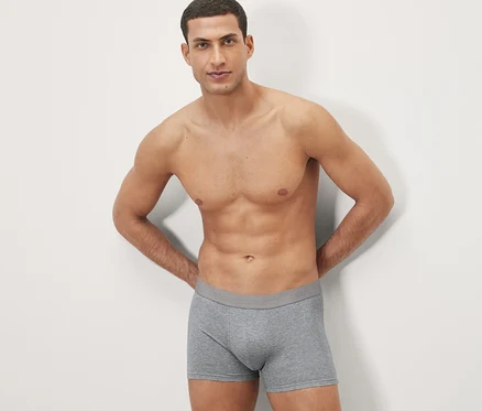 Mann posiert in grauen 4 Slipboxer.