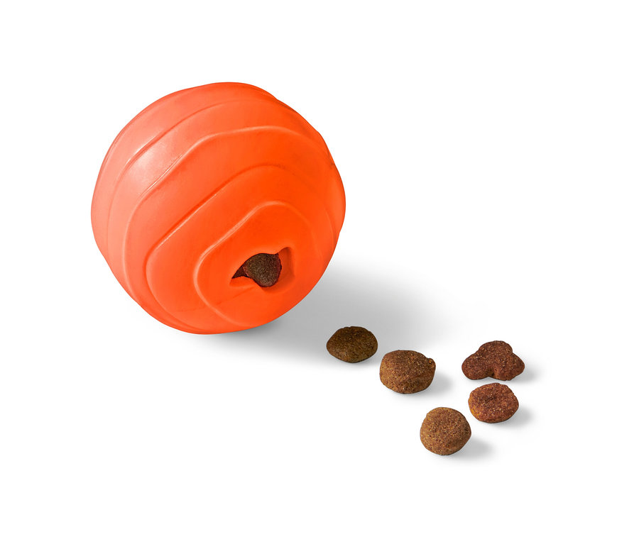 Orangefarbener Hundespielzeug-Snackball mit Öffnung, aus der Futter herausfällt.